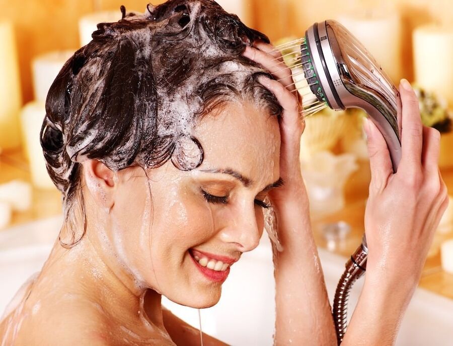 Con psoríase do coiro cabeludo, é necesario lavar con xampú medicado