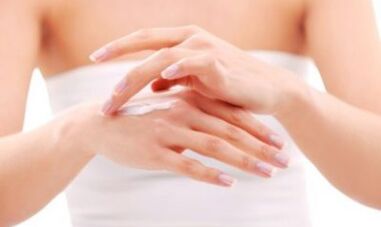 A rapaza aplícase ungüento á man