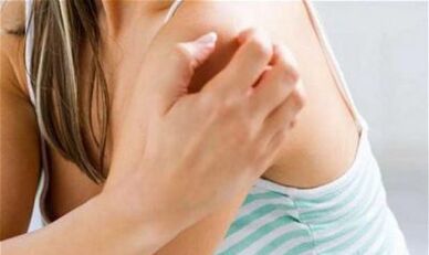 Nena rabuña o ombreiro